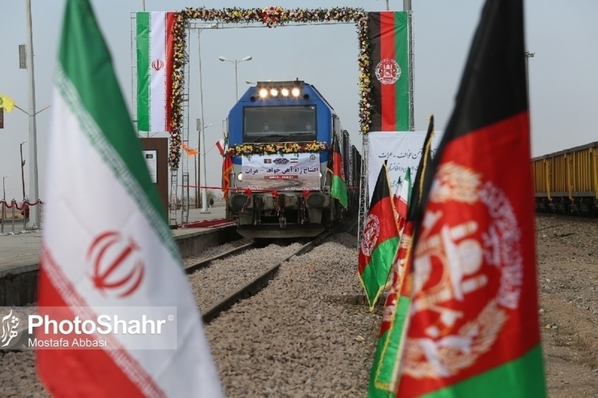 مجری راه‌آهن خواف-هرات از انعقاد قرارداد ۱۱۷ میلیاردی با پیمانکار برای تکمیل خط ریلی خواف- هرات خبر داد و گفت: خط ریلی خواف- هرات در راستای کریدور شمال به جنوب شرق کشور قرار دارد که از بندر چابهار تا زاهدان و از زاهدان به مشهد ادامه دارد.