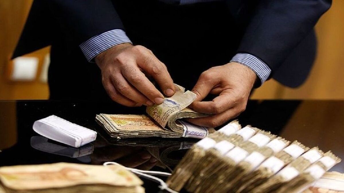رئیس پژوهشکده پولی و بانکی گفت: با پیدایش شبکه‌های الکترونیک میل به نقدینگی در مردم از ۳۰درصد به یک‌درصد کاهش یافته است.