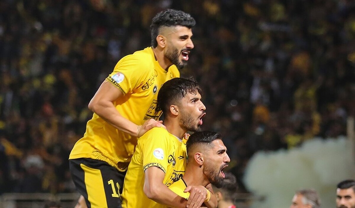 تیم فوتبال سپاهان که موفق شده استقلال و پرسپولیس را در لیگ بیست‌وسوم شکست دهد با وجود کسر ۴امتیاز همچنان شانس بزرگ قهرمانی محسوب می‌شود.