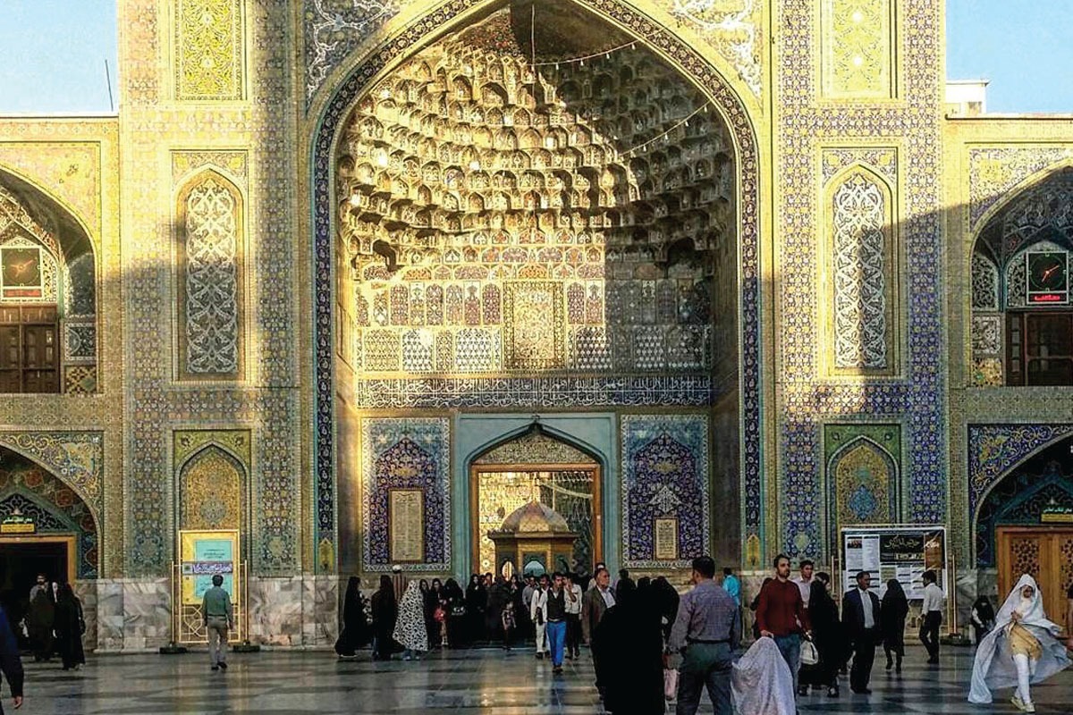 اینکه آدم یک جایی غیر از خانه داشته باشد که در آنجا آرام شود و احساس غریبی نکند غنیمت است.