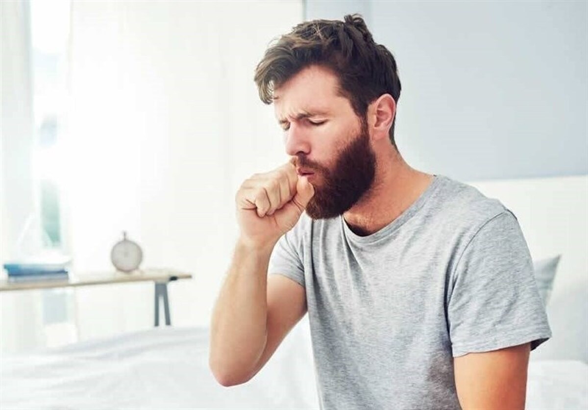 نوشیدن دمنوش زنجبیل، مخلوط شیر و زردچوبه، قرقره منظم آب نمک، بخار آب گرم، اصلاح برنامه غذایی، مصرف دارو‌های تسکین‌دهنده سرفه، یا خوردن ترکیب معروف عسل، لیموترش و آویشن با چای یا آب‌جوش، بهترین راه‌های درمان سریع سرفه در خانه هستند.