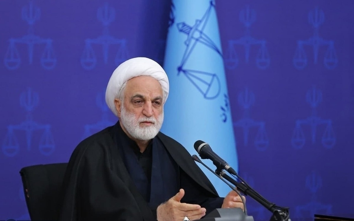 رئیس قوه قضاییه گفت: قضات در روند رسیدگی‌های خود تحت‌تأثیر فضاسازی‌ها و فشارهای بیرونی قرار نگیرند چرا که در این صورت بر امر تحقق تمام و کمال عدالت خدشه وارد خواهد شد.