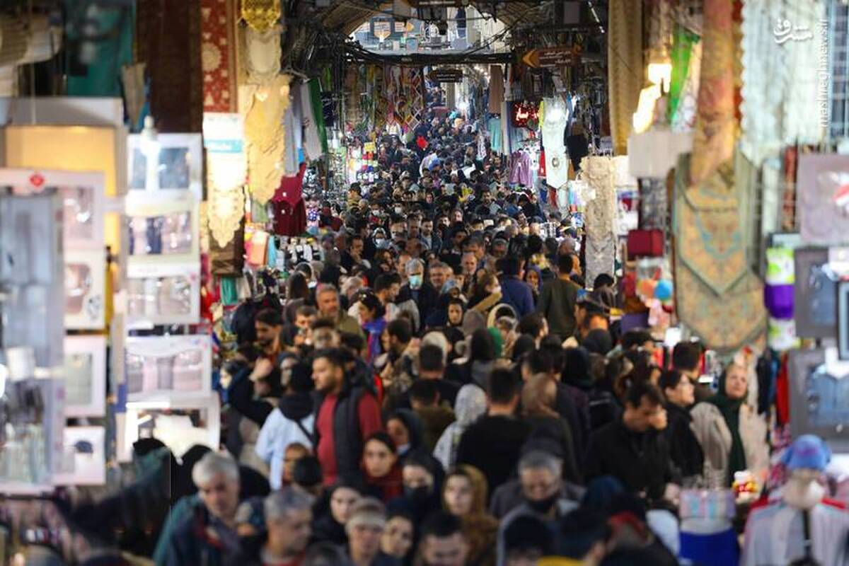 خرید کالا‌های لوکس، مد گرایی، سبک زندگی لذت گرا و موارد مشابه از جمله رفتار‌هایی است که با رشد اقتصادی و گسترش سرمایه داری حاصل می‌شود، موضوعاتی که به تبع آن تولید انبوه، تبلیغات و حراج‌های مکرر و فروشگاه‌های بزرگ از دل آن سر بر می‌آورند.