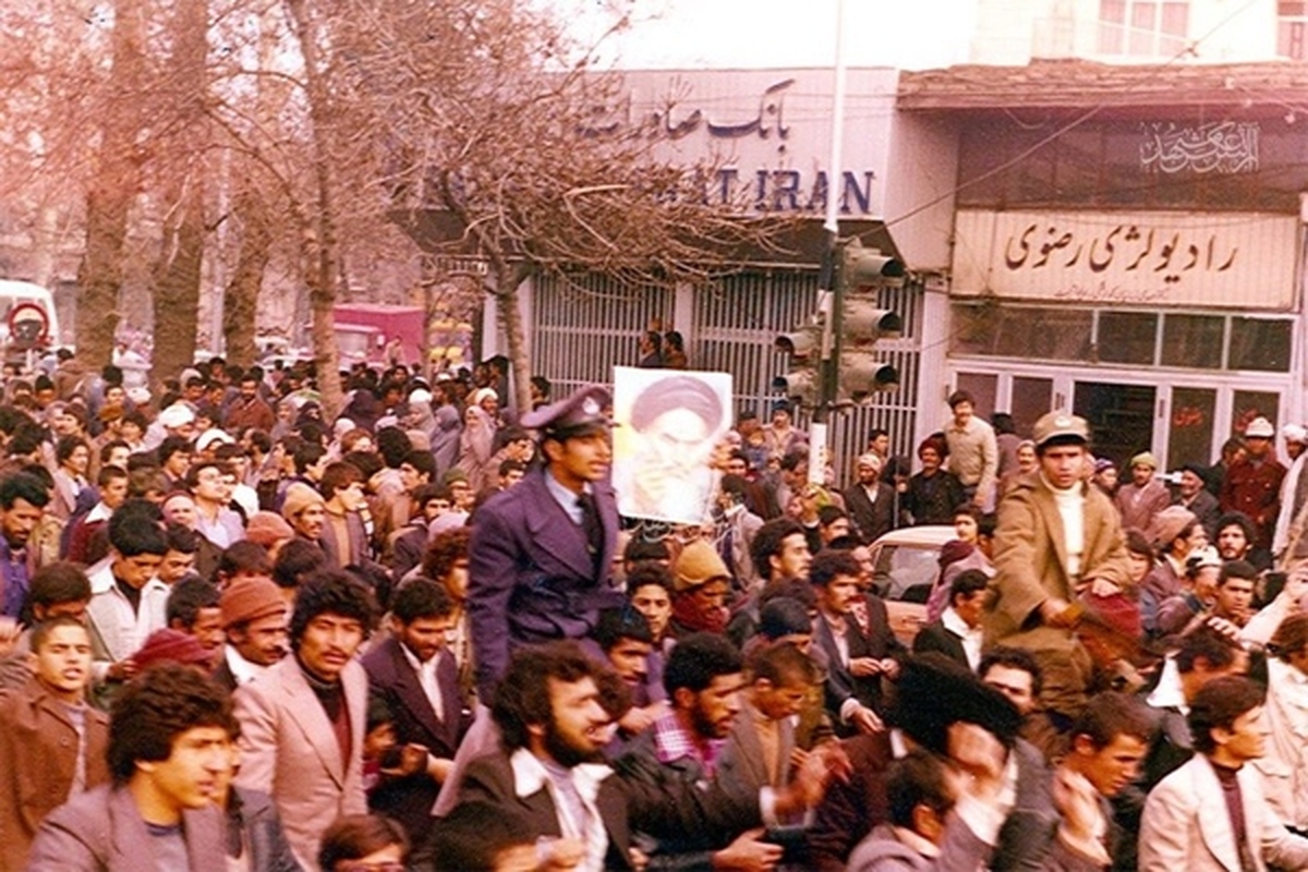 به مناسبت واقعه ۲۹ و ۳۰ آبان‌ماه ۱۳۵۷ که منجر به بازداشت اساتید دانشگاه و تیر اندازی مزدوران ستمشاهی به حرم مطهر امام رضا (ع)، این روایت را بخوانید.