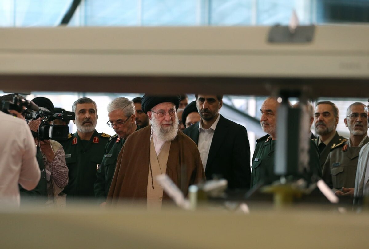 رهبر معظم انقلاب امروز با حضور در دانشگاه علوم و فنون هوافضای عاشورا از آخرین دستاوردهای نيروی هوافضای سپاه پاسداران انقلاب اسلامی بازدید کردند.