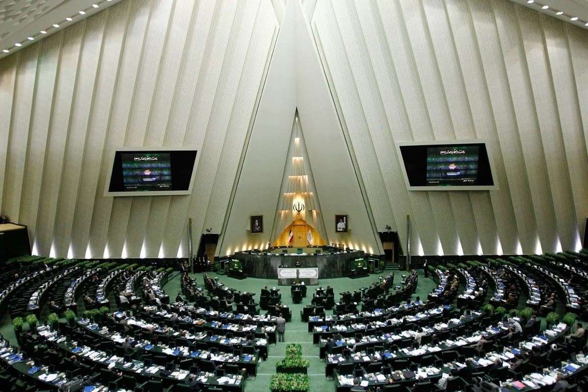 نمایندگان مجلس در یکی از مواد برنامه هفتم توسعه، تصویب کردند که موادی از قانون برنامه ششم توسعه درباره خانواده شهدا در برنامه هفتم نیز ادامه یابد.
