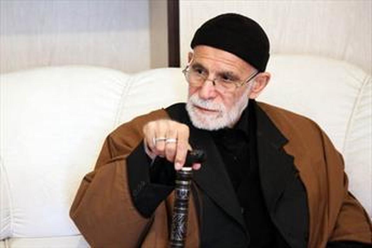 حاج غلامرضا سازگار شاعر و مداح در همایش «نخستین جایزه کتاب مداحان مولف و شب شعر حماسه مظلومیت و اقتدار» با بیان شعری گفت: «هرگز به عمر خویش نگفتم علی خداست
بیش از هزار مرتبه گفته‌ام خدا علی‌ست
بسم‌الله کتاب خدا را نگه کنید
هرکس که با علی‌ست بداند که با علی‌ست»