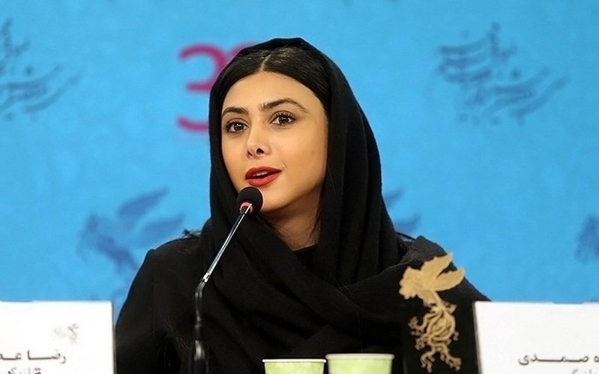 آزاده صمدی، بازیگر سینما، صبح امروز در فرودگاه پاسپورتش توقیف و اجازۀ خروج از کشور پیدا نکرد. به او اعلام شده که ممنوع‌الخروج است.