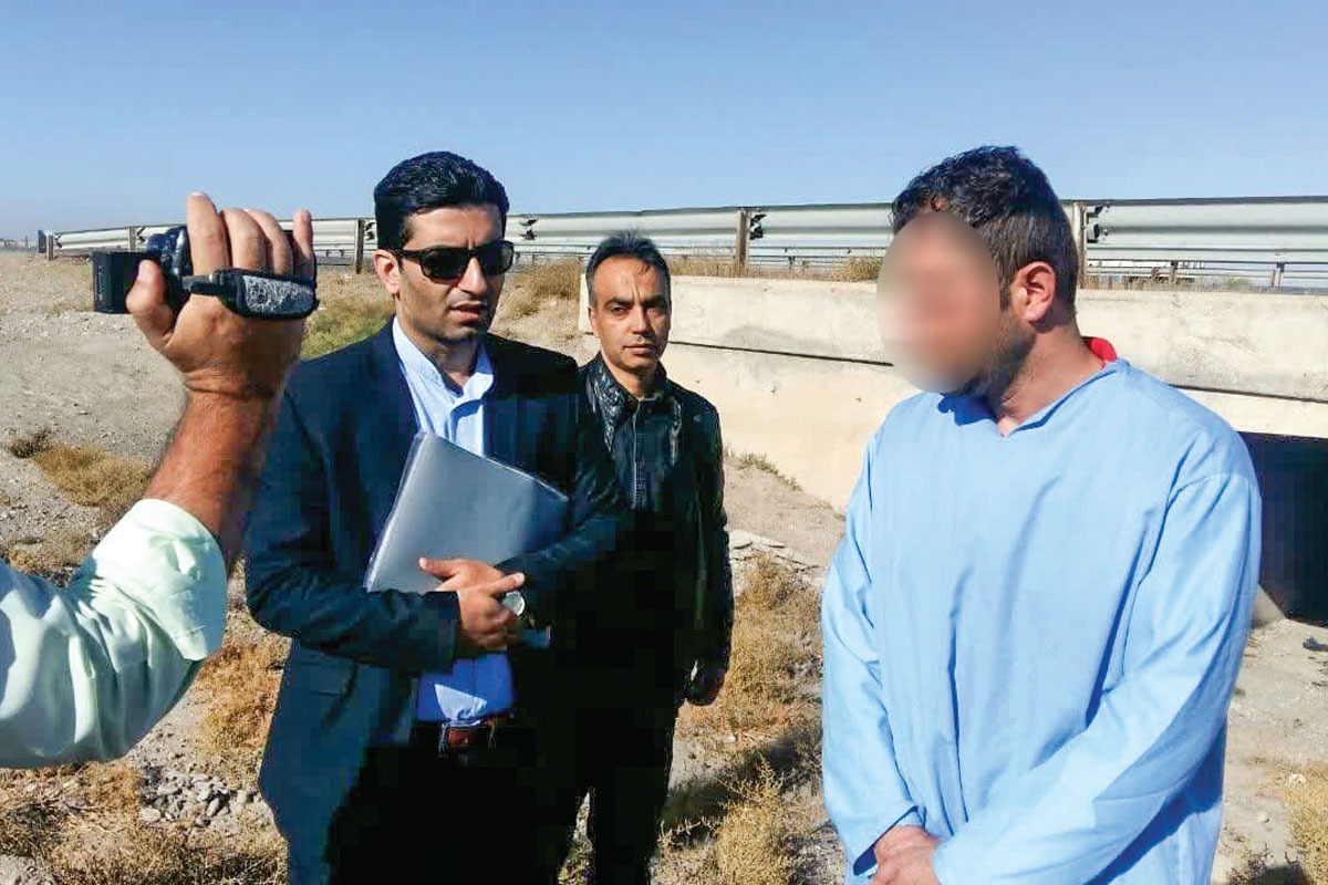 متهمی که رفیق موادفروشش را کشته و جسد را سوزانده بود، دیروز صحنه قتل را بازسازی کرد.