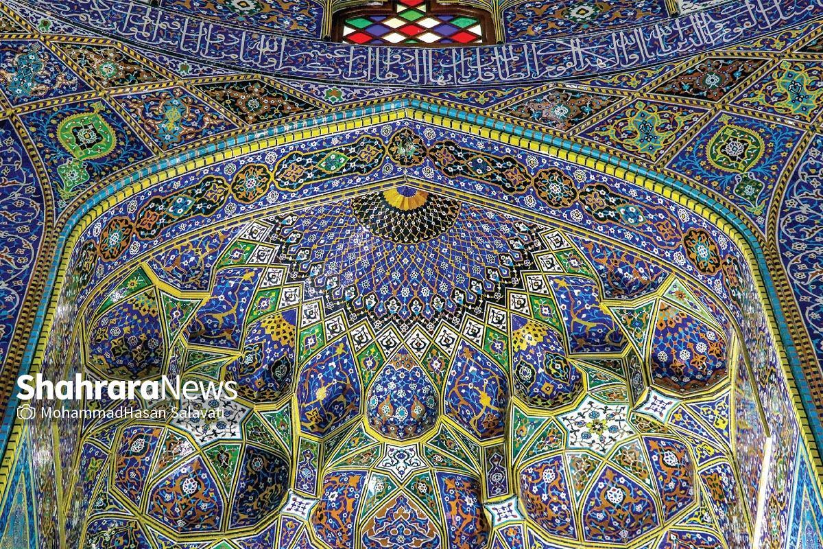 رواق و گنبد ا... وردی‌خان در زمره زیباترین و تأثیرگذارترین بنا‌های جهان اسلام است. در این سخن نه اغراقی هست و نه می‌توان تردید را در آن روا دانست. این بنای فوق‌العاده و هشت‌ضلعی در شمال‌شرقی روضه منوره قرار دارد؛ ارتفاع آن از کف تا اوج گنبد، شانزده متر و نوزده سانتی‌متر است و مساحتش به حدود ۱۷۱ مترمربع می‌رسد.