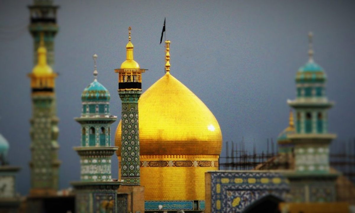 امام رضا (ع) نسبت به زیارت خواهرش، حضرت معصومه (س)، می‌فرماید: «هرکسی که خواهرم معصومه (س) را در قم زیارت کند، مانند کسی است که مرا زیارت کرده است.»