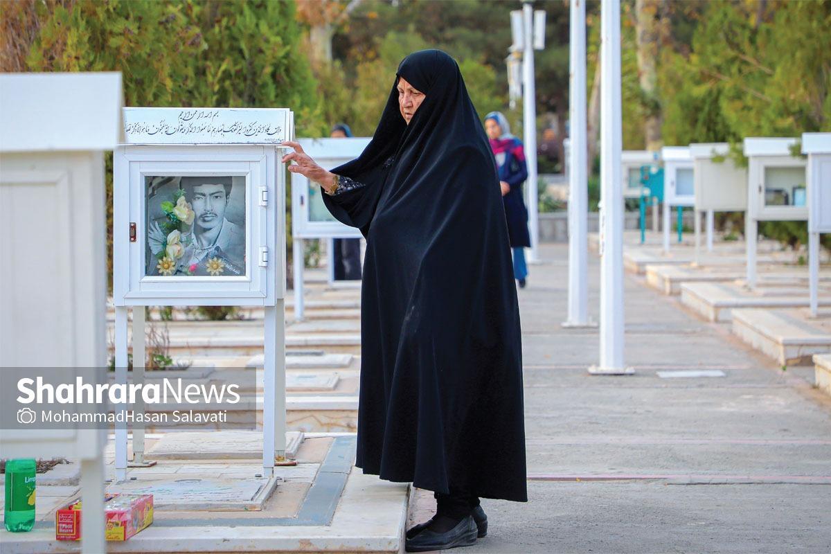 پس از گذشت ۲ دهه، خانواده‌های شهدا همچنان از طرح یکسان سازی مزار عزیزانشان ناراضی هستند.