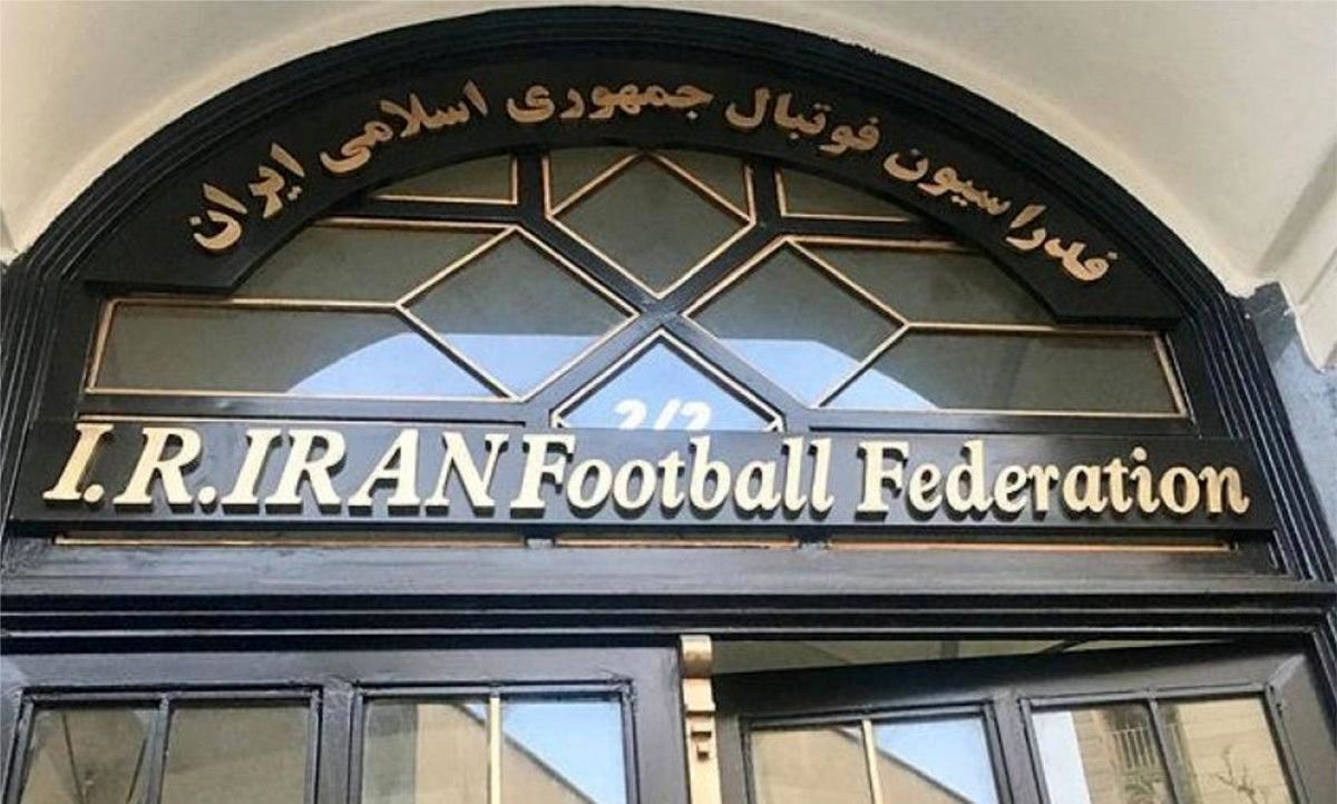 عضو هیات رئیسه فدراسیون فوتبال به شکل عجیب از موضع خود عقیب نشینی کرد.