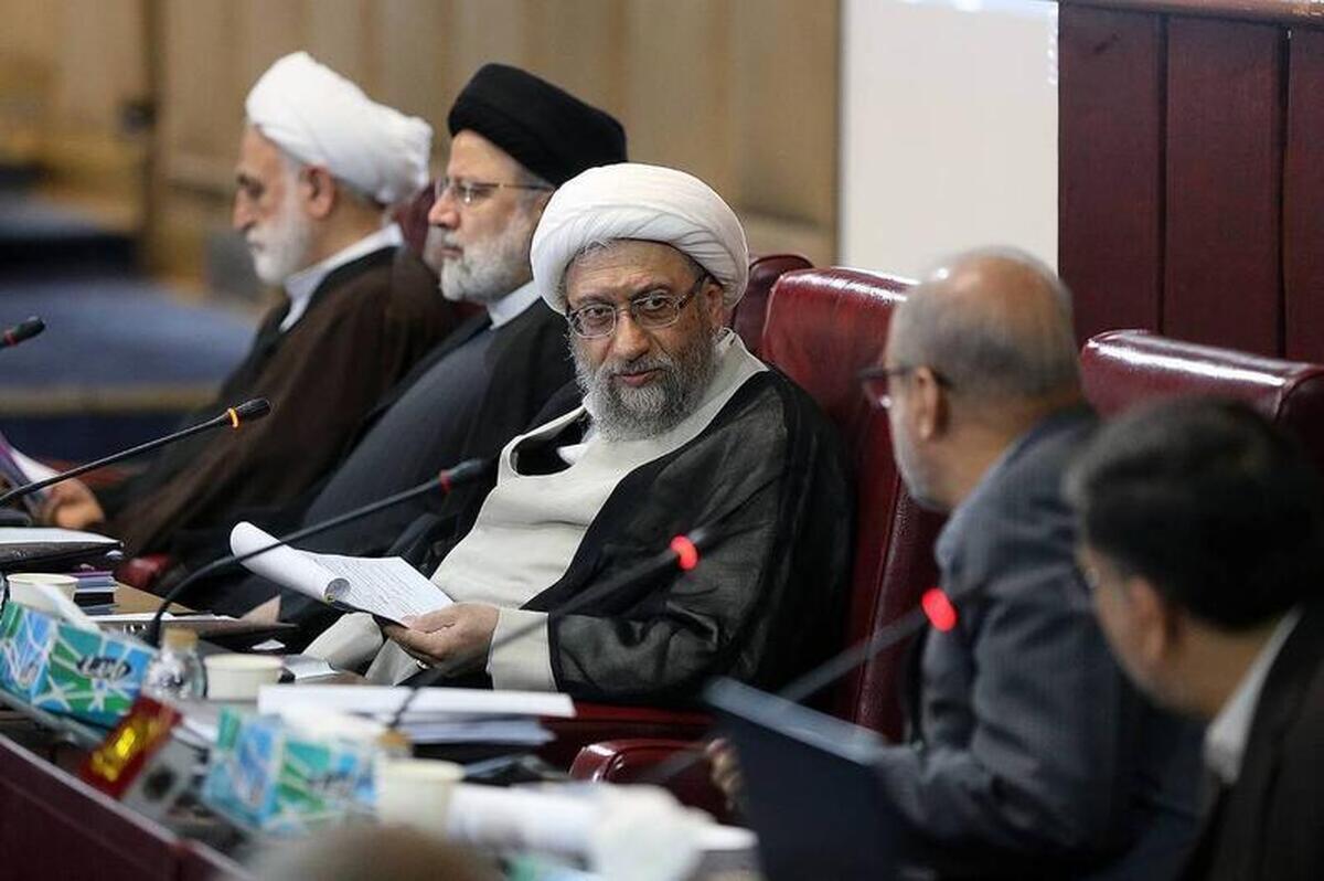 مجمع تشخیص مصلحت نظام به ریاست آیت الله آملی لاریجانی و با حضور رئیس جمهور و رئیس قوه قضائیه و اعضای مجمع تشکیل جلسه داد.