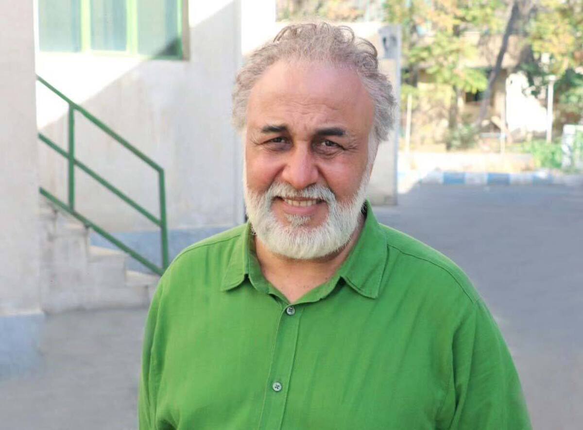 تصاویر و ویدئویی جدید از رضا عطاران سر صحنه مجموعه نمایش خانگی «دفتر یادداشت» در فضای مجازی منتشر شده است.
