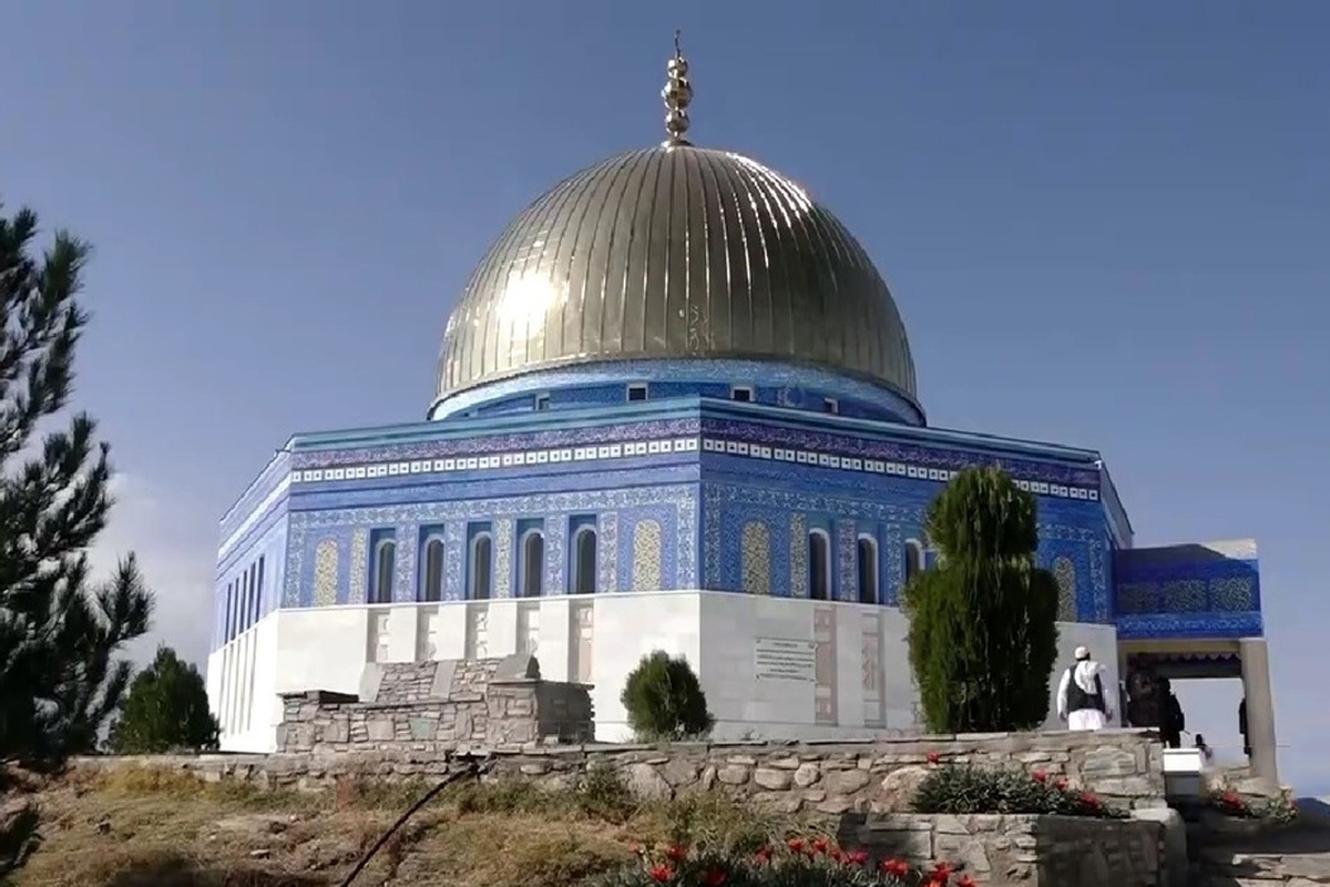 طالبان مسجدی شبیه مسجدالاقصی را که به نام ملاعمر، رهبر پیشین این گروه نام‌گذاری شده است در تپه وزیر اکبرخان کابل افتتاح کردند.