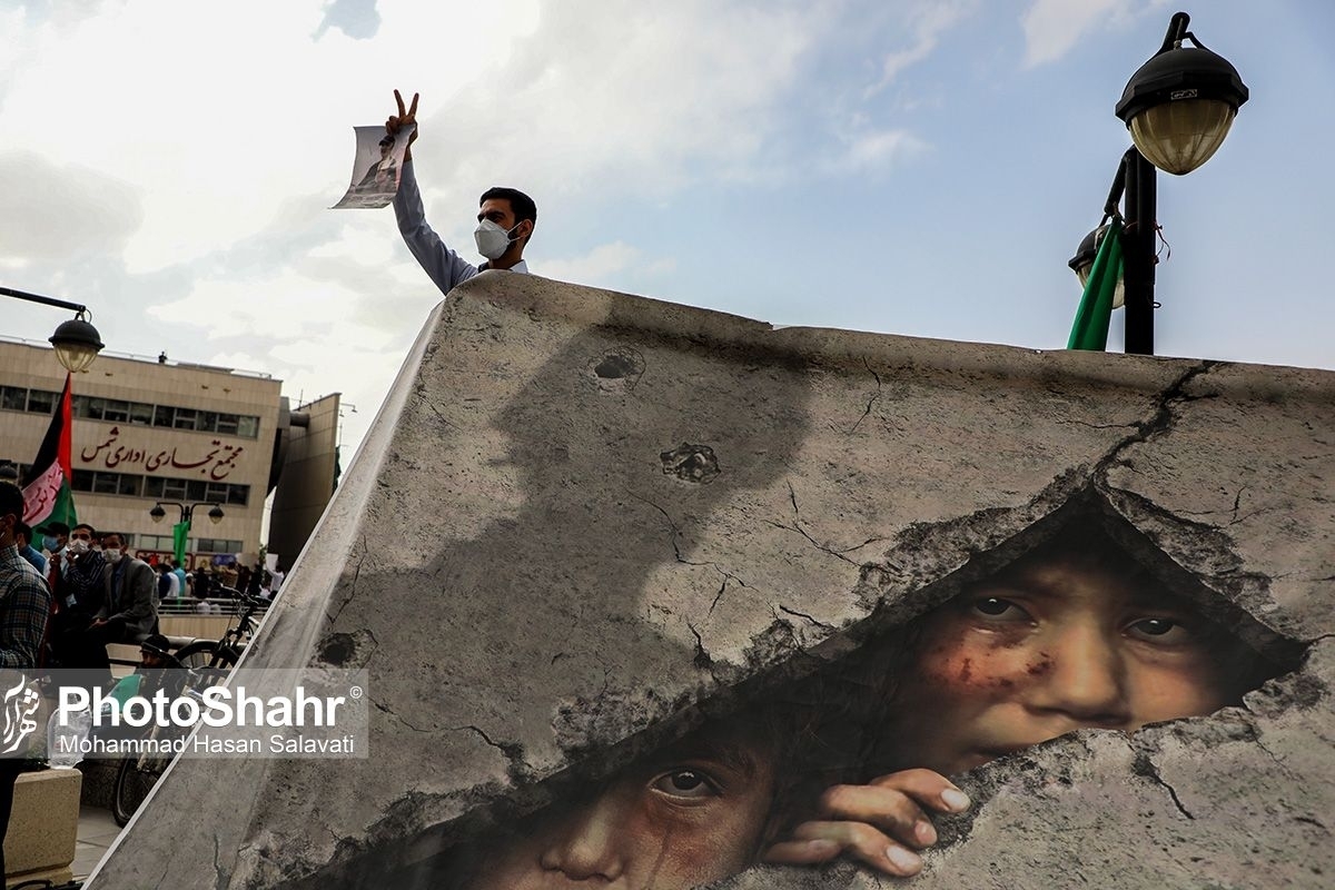 هم‌زمان با تحولات غزه و مقاومت ملت مظلوم فلسطین و با نزدیک شدن به یوم‌ا... ۱۳ آبان، فضای شهری مشهد متناسب با این ایام، فضاآرایی شده است.