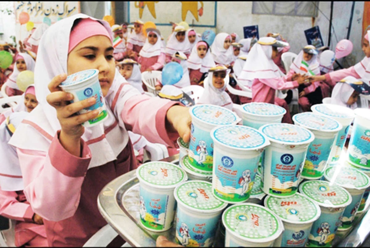 طرح توزیع رایگان شیر در مقاطع ابتدایی سراسر کشور بعد از گذشت یک ماه از آغاز بازگشایی مدارس همچنان در ایستگاه بلاتکلیفی است.
