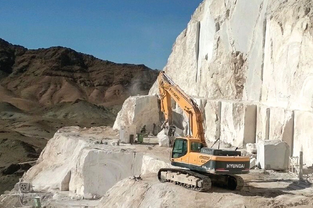 دبیر کمیسیون معدن و صنایع معدنی اتاق بازرگانی خراسان‌رضوی نیز اظهار کرد: بیشتر معادن خراسان‌رضوی جزو معادن متوسط و کوچک‌مقیاس هستند و در تأمین ماشین‌آلات و تجهیزاتشان دچار مشکل‌اند.