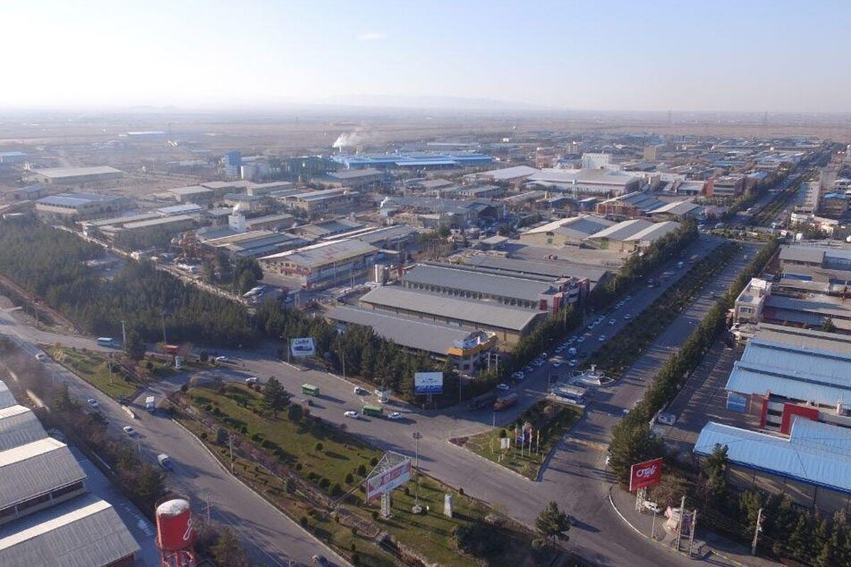مدیرعامل شرکت شهرک‌های صنعتی خراسان رضوی گفت: تاکنون پنج خوشه صنعتی کیف و کفش، طلا و جواهر، فرش دستباف، مبلمان و زعفران در خراسان رضوی توسعه یافته است و فعالان اقتصادی این خوشه‌ها مشغول توسعه کسب و کار خود هستند.