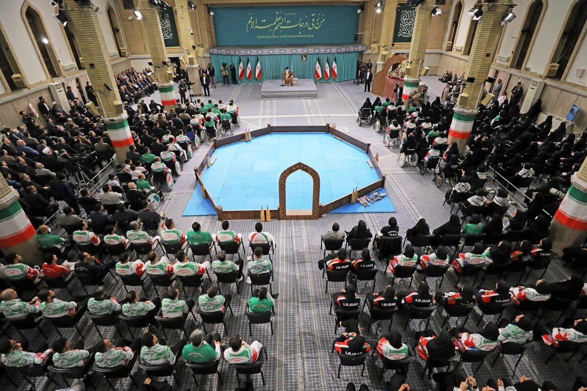 قهرمانان ورزش کشور و مدال‌آوران مسابقات آسیایی و پاراآسیایی صبح امروز، چهارشنبه اول آذرماه، با حضور در حسینیه امام خمینی(ره) با حضرت آیت‌الله خامنه‌ای رهبر انقلاب اسلامی دیدار کردند.