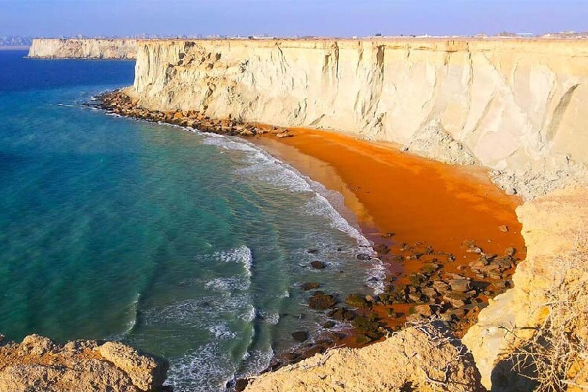 ویدئویی بی نظیر از دریای دو رنگ در خلیج گوآتر بندر چابهار را مشاهده می‌کنید.