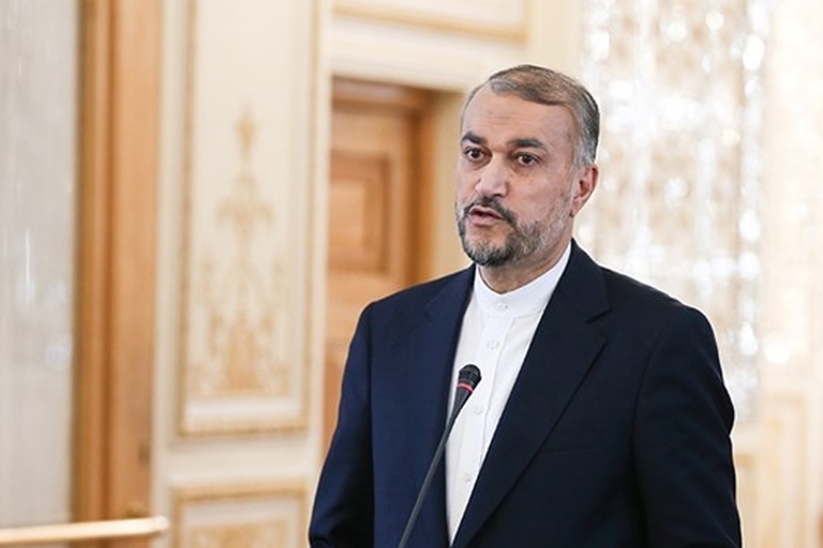وزیر امور خارجه در نشست خبری مشترک با همتای عمانی تصریح کرد: آمریکا از یک طرف در رسانه سخن از توصیه به اسرائیل برای عدم کشتار زنان و کودکان و غیرنظامیان می‌گوید اما در عمل با دادن چراغ سبز به تل‌آویو از نسل‌کشی در غزه حمایت می‌کند.