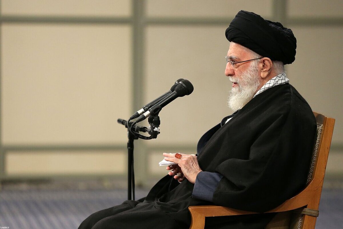 حضرت آیت‌الله خامنه‌ای یکی از خصوصیات انتخابات در ایران را آزادی عمل مردم برای شرکت در انتخابات عنوان و یادآور شده‌اند مردم در انتخابات‌های کشور با انگیزه شرکت می‌کنند، با رغبت شرکت می‌کنند؛ فکری دارند، دنبال فکر حرکت می‌کنند و این بسیار با ارزش است.