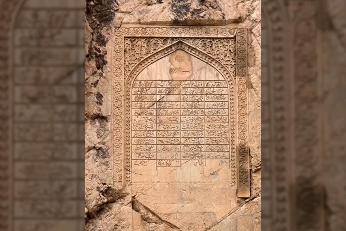رئیس اداره ثبت و حریم آثار تاریخی اداره کل میراث‌فرهنگی، گردشگری و صنایع‌دستی خراسان رضوی گفت: کتیبه «نادری» شهر کلات نادر این استان به شماره ۳۳۹۷۳ در فهرست آثار ملّی ایران ثبت شد.
