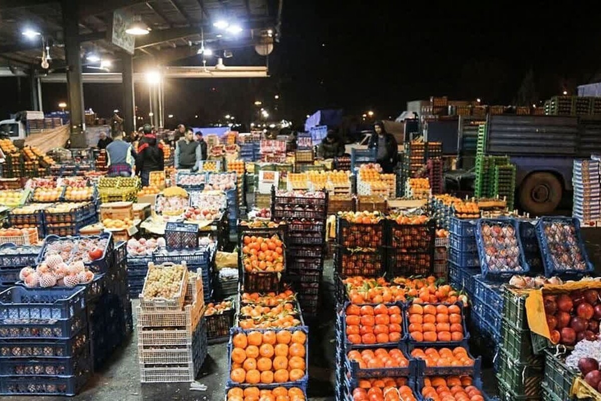 قیمت عمده میوه در میدان مرکزی میوه و تره‌بار مشهد به شرح زیر است که این نرخ‌ها ملاک قیمت‌گذاری انواع میوه در سطح شهر است و بر اساس اعلام اتحادیه فروشندگان میوه و تره‌بار، فروشندگان سطح شهر می‌توانند برای کسب حداکثر ۳۵ درصد سود به این قیمت‌ها اضافه کنند.