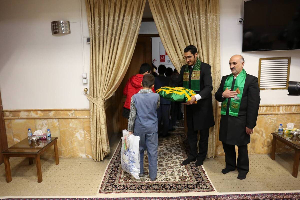 در آستانه فصل زمستان، بار دیگر خادمان رضوی دست به کار شدند و با اهدای لباس گرم به دانش‌آموزان یتیم و محروم، جسم و روح آن‌ها را با مهر امام رئوف گرم کردند.