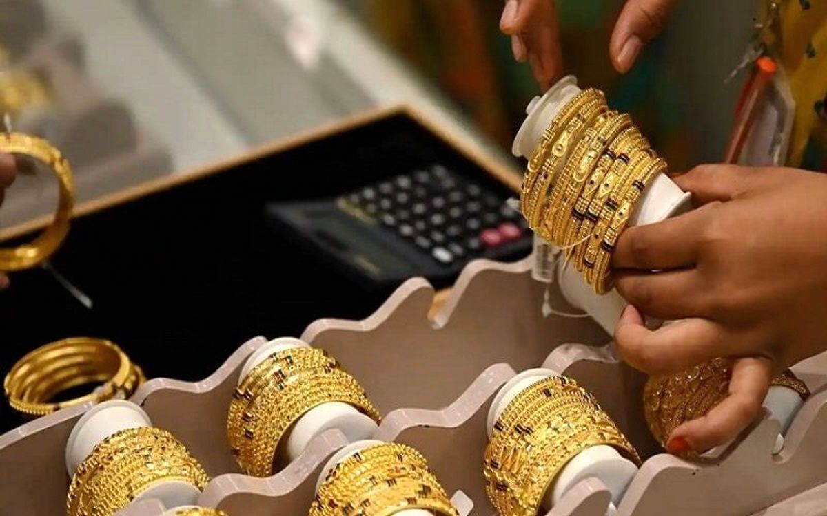 تلاطم بازار جهانی طلا ادامه دارد و انس جهانی به کمتر از ۲۰۴۰ دلار رسیده است؛ تغییر جهت بر خلاف پیش‌بینی‌هایی بود که انس را ۲۵۰۰ دلار متصور می‌کردند، اما به نظر می‌رسد که منجر به تداوم روند افزایشی قیمت طلا تا اسفند امسال باشد.