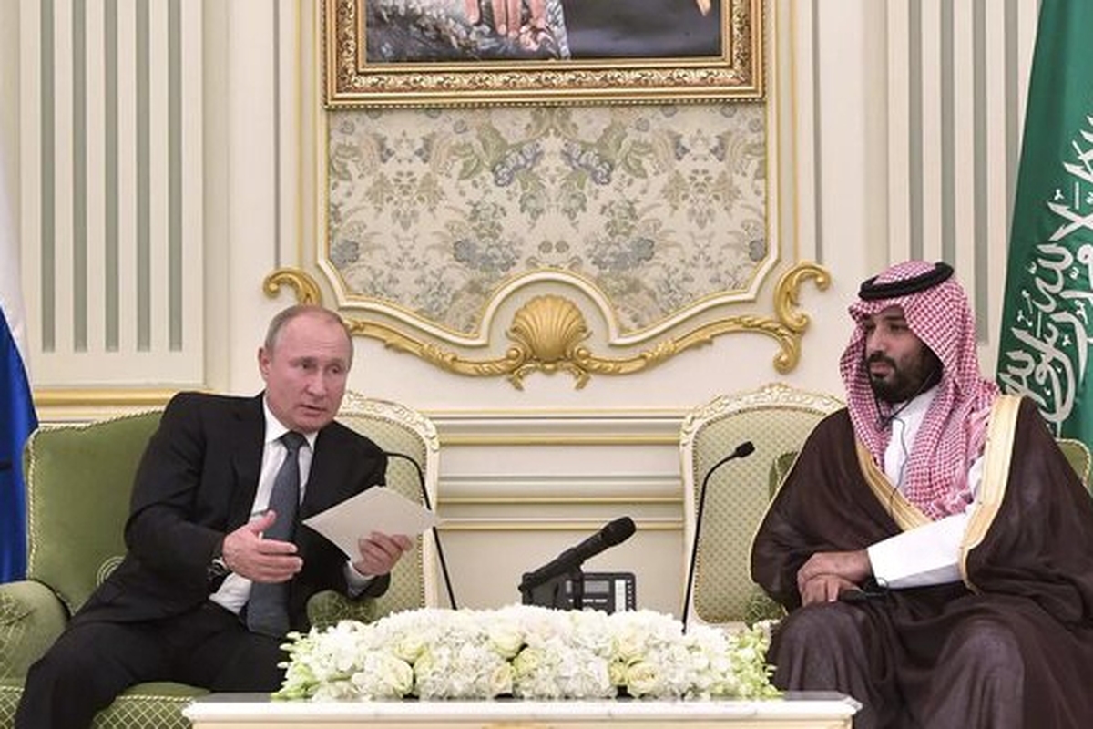 رئیس‌جمهور روسیه در جریان سفر به ریاض، با، ولی عهد سعودی درباره روابط دوجانبه و اوضاع منطقه رایزنی کرد.