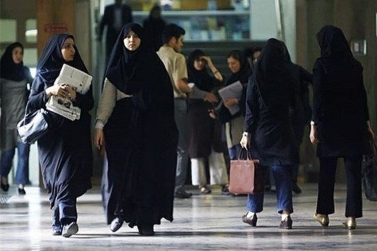 برخی مشکلات و آسیب‌ها در دوران دانشجویی بر دختران وارد می شود که آثار آن گاه تا آخر عمر با او همراه است و سبب دور شدن دانشجو از اهدافی است که پیش از این به آن‌ها پایبند بوده است.