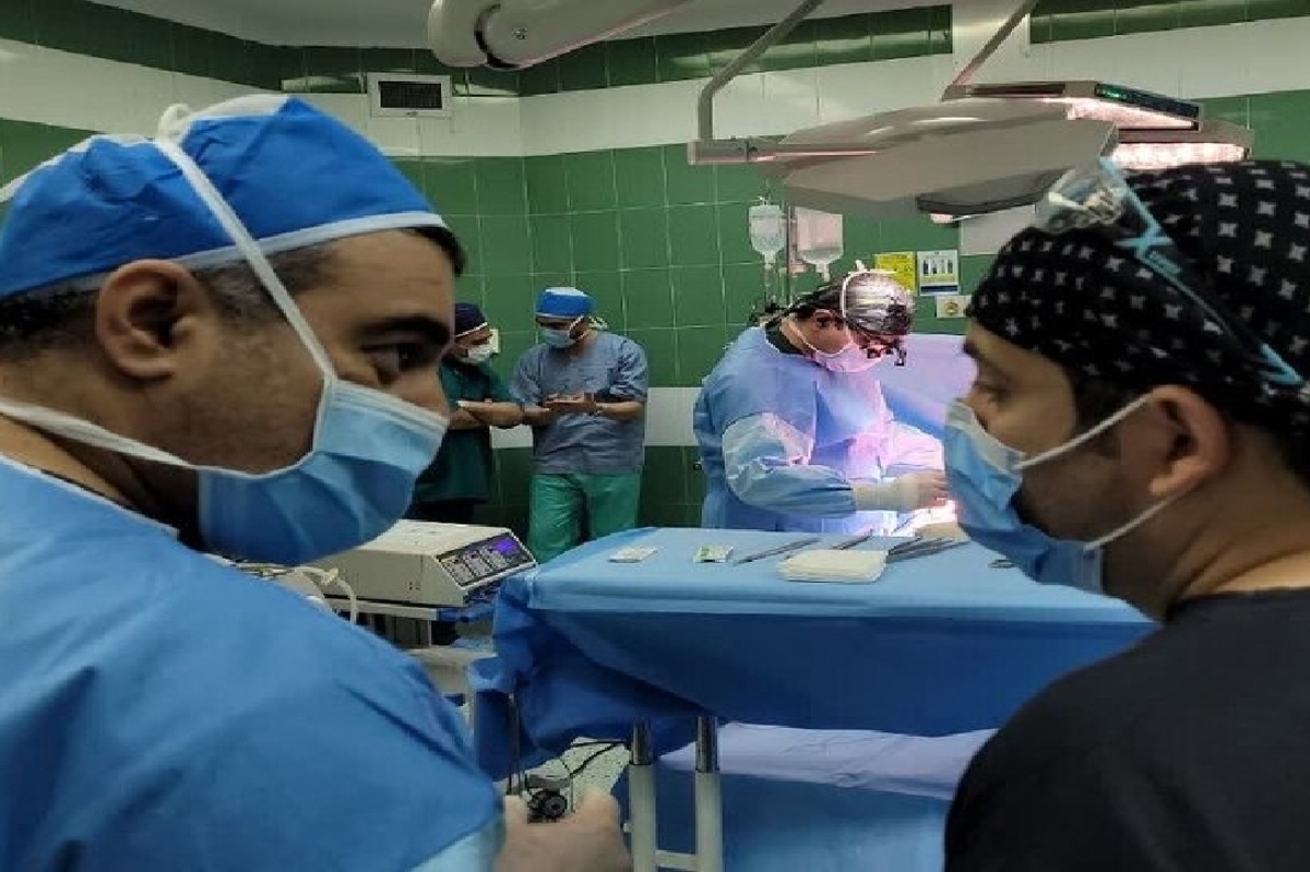 مسئول واحد فراهم‌آوری اعضای پیوندی دانشگاه علوم پزشکی مشهد گفت: قلب اهدایی بیمار مرگ مغزی ۱۵ ساله نیشابوری بوسیله اورژانس هوایی برای پیوند از بیمارستان منتصریه مشهد به تهران با موفقیت انتقال یافت.