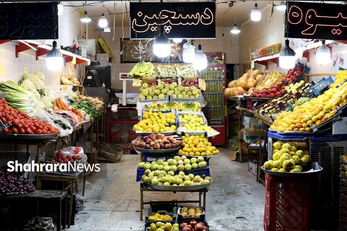 افزایش قیمت میوه‌ها نسبت به سال گذشته کاملا ملموس بوده و همین امر موجب کاهش خرید مردم شده است به طوری که بسیاری از افراد از کاهش سهم میوه یا حذف شدن آن در سبد خریدشان می‌گویند.
