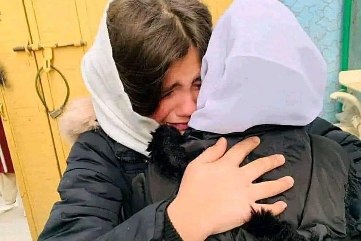 دانش‌آموزان دختر افغانستانی درحالی آخرین آزمون مدرسه را در کلاس ششم پشت سر گذاشتند که با چشمانی پر از اشک با همکلاسی‌های خود وداع کردند.
