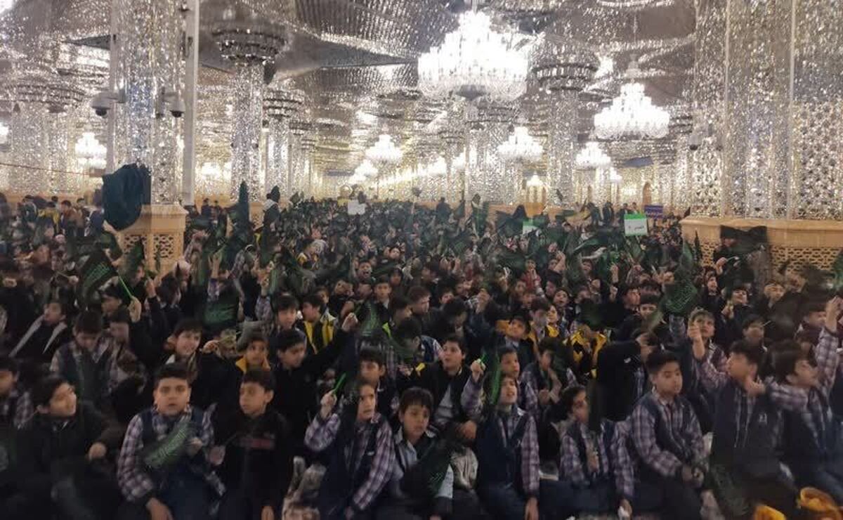 پویش سراسری «نوگلان فاطمی» با حضور بیش از ۲هزار و ۵۰۰دانش‌آموز مقطع ابتدایی در حرم مطهر رضوی برگزار شد.