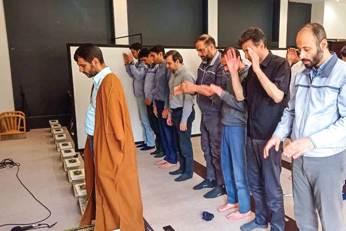 روایتی از اهتمام کارکنان یک شرکت دانش بنیان به اقامه نماز جماعت اول وقت.