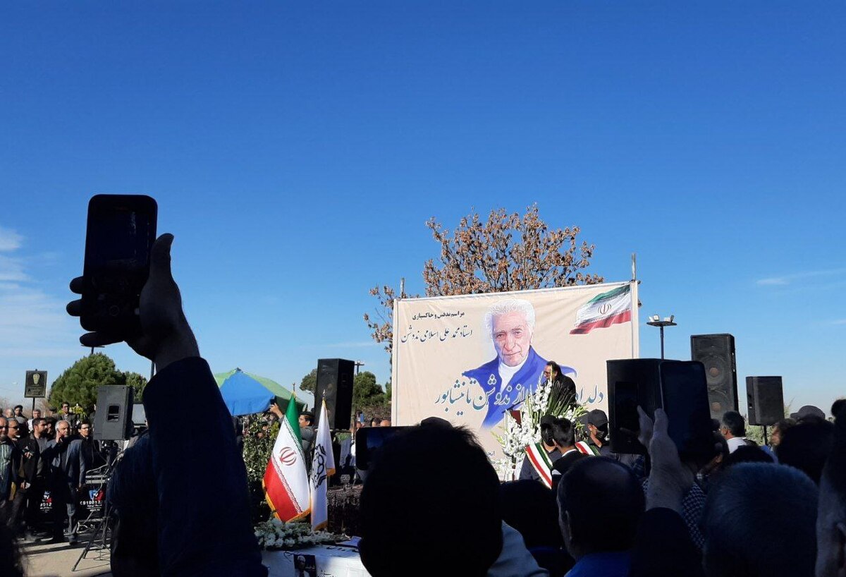 پیکر محمدعلی اسلامی ندوشن امروز، ۲ آذر، در نیشابور آرام می‌گیرد.