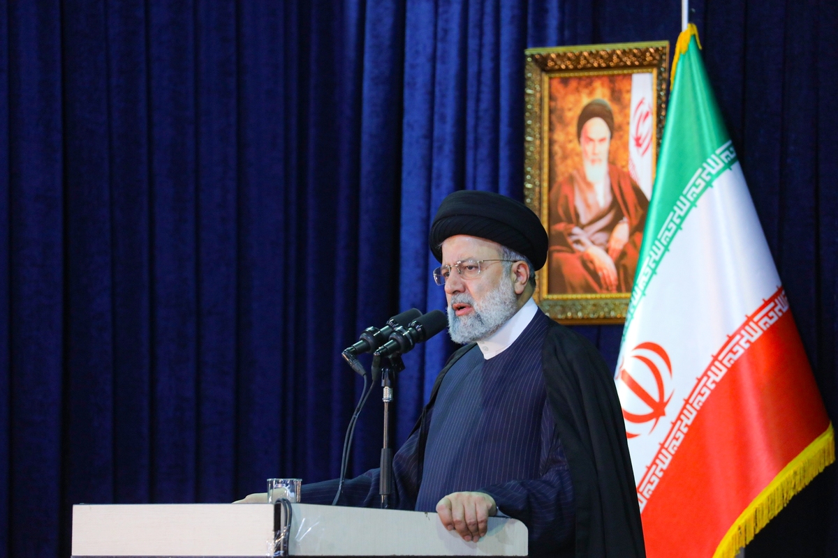 رئیس‌جمهور در گردهمایی سراسری مسئولان بسیج دانشجویی و طلاب بسیجی، گفت: بسیج موانع را می‌شناسد و تلاشش در برداشتن موانع و مشکلات است.