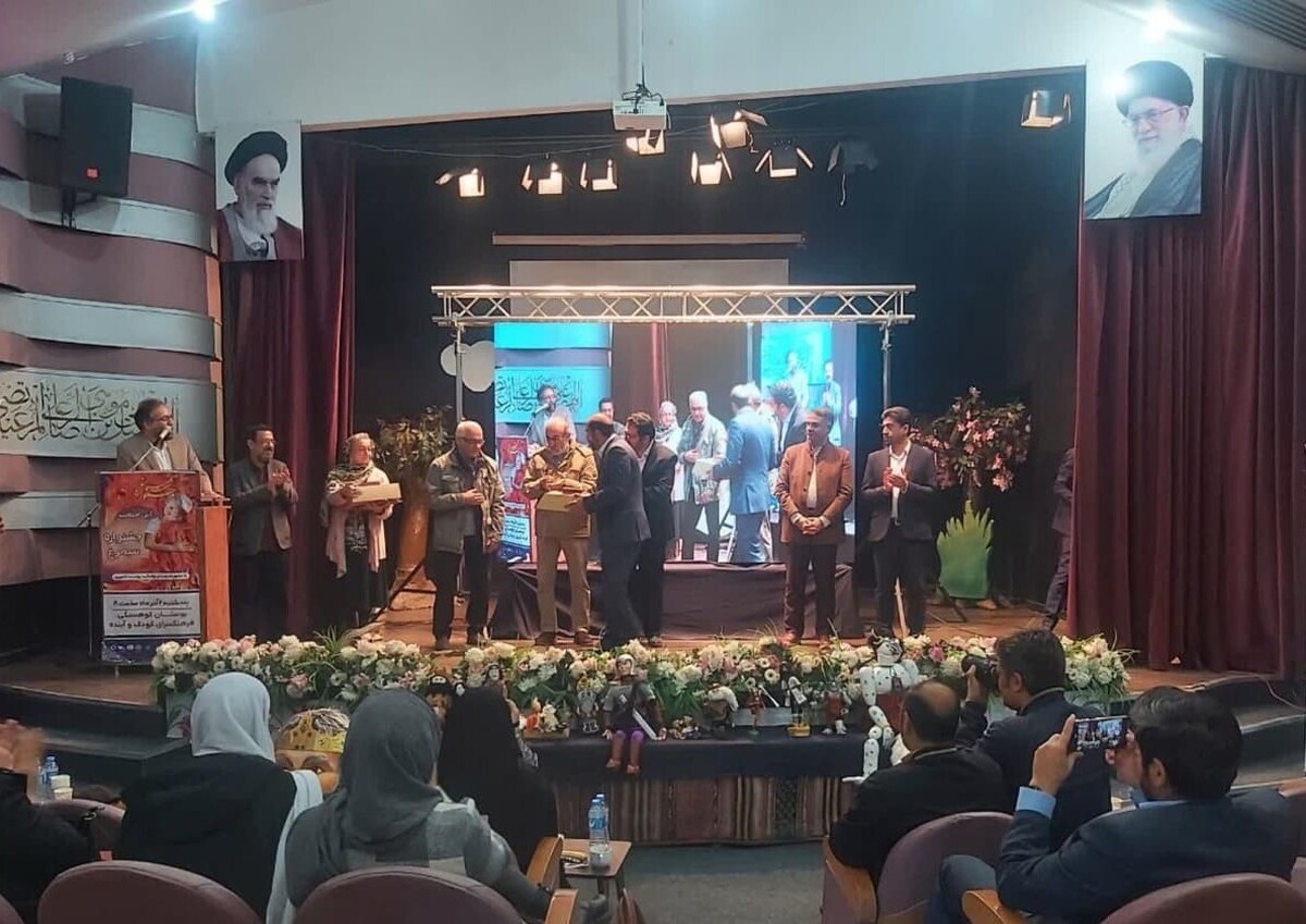 ۱۳ اثر از ۸۰ شرکت کننده به عنوان برگزیده نخستین جشنواره سیمرغ در آیین اختتامیه مشخص شدند.