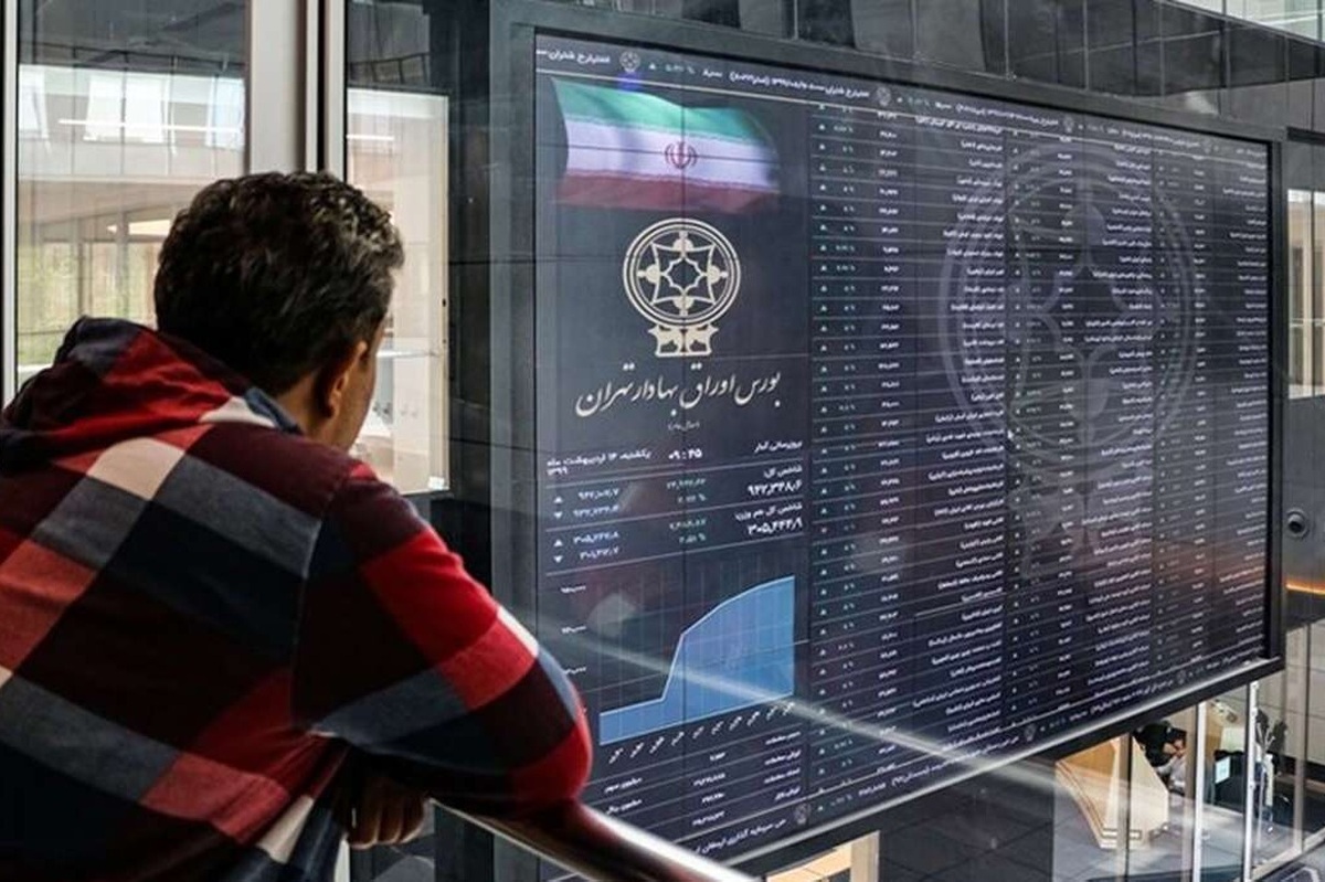 بازار سهام امروز، دوشنبه ۲۰ آذر ماه در حالی به کار خود پایان داد که چراغ سبز سه شاخص اصلی بازار هر چند کم‌فروغ، روشن شدند.