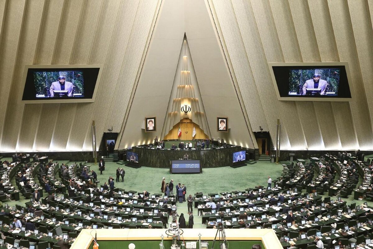 سخنگوی کمیسیون اجتماعی مجلس شورای اسلامی گفت: پیروی صحبتی که با رئیس مجلس درباره لایحه افزایش تعطیلات آخر هفته و کاهش ساعت کاری ادارات داشتم، به‌احتمال زیاد این لایحه هفته آینده در دستورکار مجلس قرار می‌گیرد.