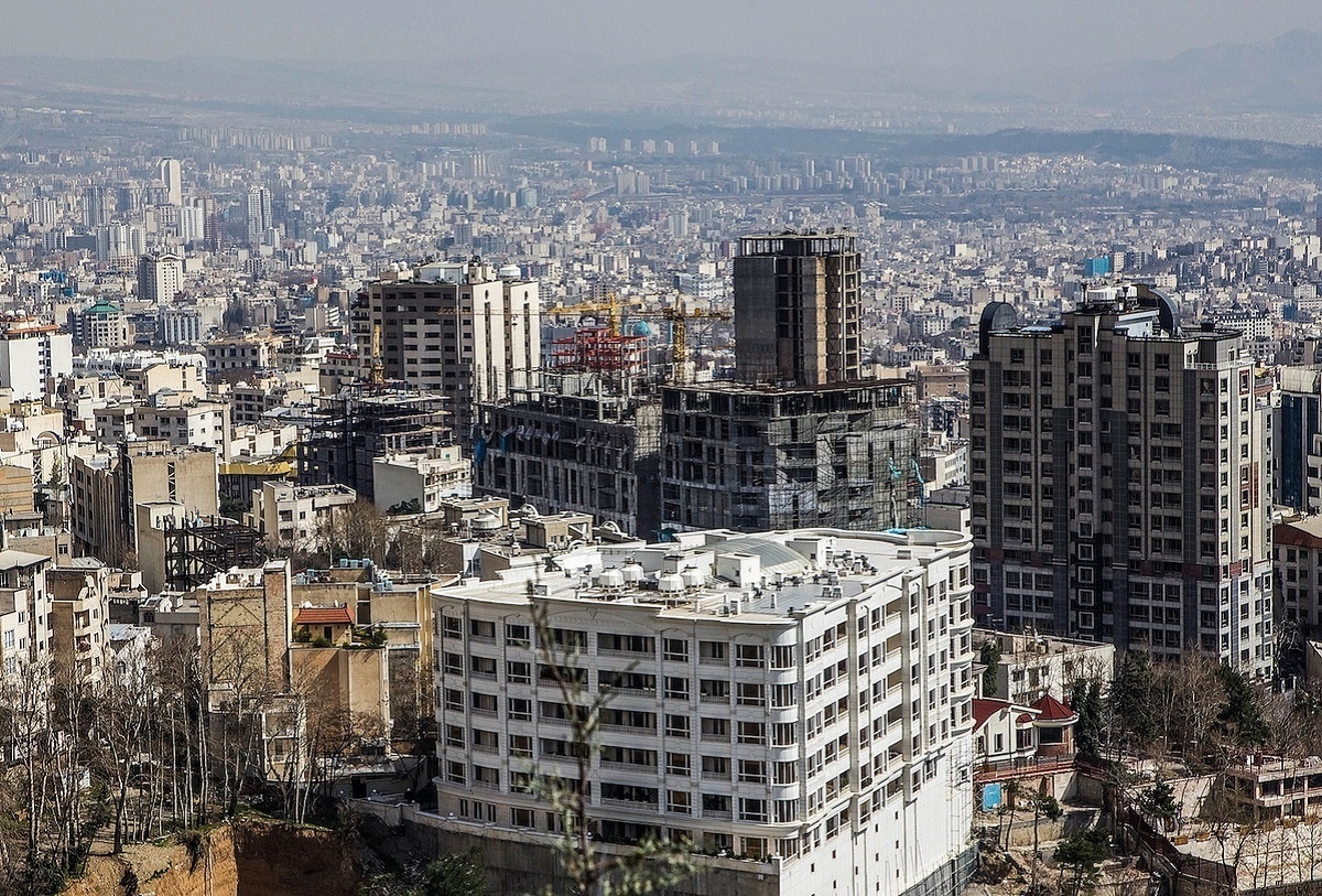 موضوع مسکن به عنوان یک نیاز اساسی گا‌ها حتی در کنار خوراک و پوشاک مطرح می‌شود و اهمیت آن شامل حوزه‌های مختلف اقتصادی و اجتماعی می‌شود.