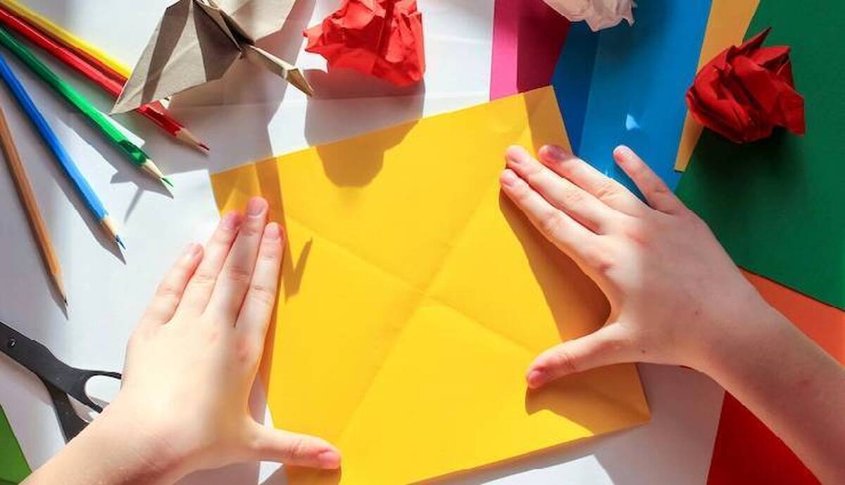 تاکنون به زندگی کرم‌ها در طبیعت فکر کرده‌اید؟ فکر می‌کنید اگر کرم‌ها مسابقه دو بدهند کدامشان زودتر به خط پایان می‌رسد؟ در این ویدئو می‌خواهیم روش درست کردن کاردستی کرم‌های مسابقه با کاغذهای رنگی را با هم ببینیم. شما دوست دارید کرم چه رنگی داشته باشید؟