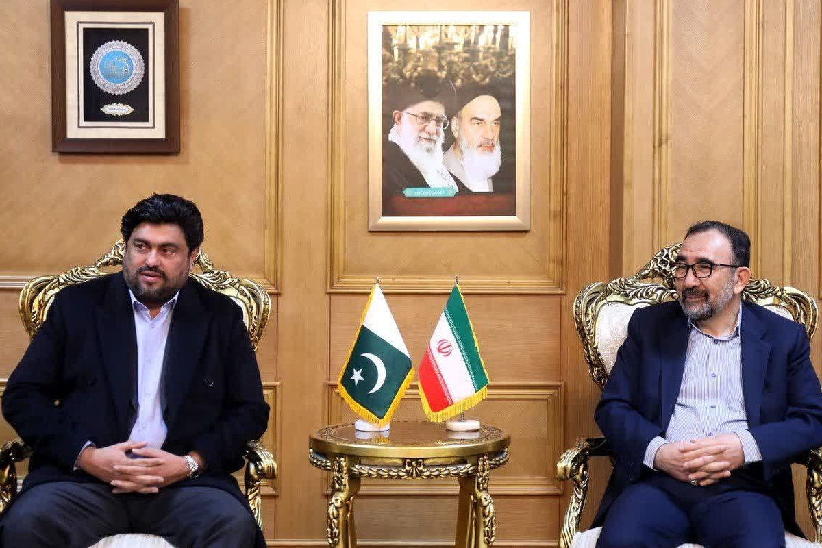 استاندار ایالت سند پاکستان با استاندار خراسان رضوی دیدار و درباره زائران پاکستانی، تعاملات تجاری، دانشگاهی و موضوعات درمانی گفتگو کردند.