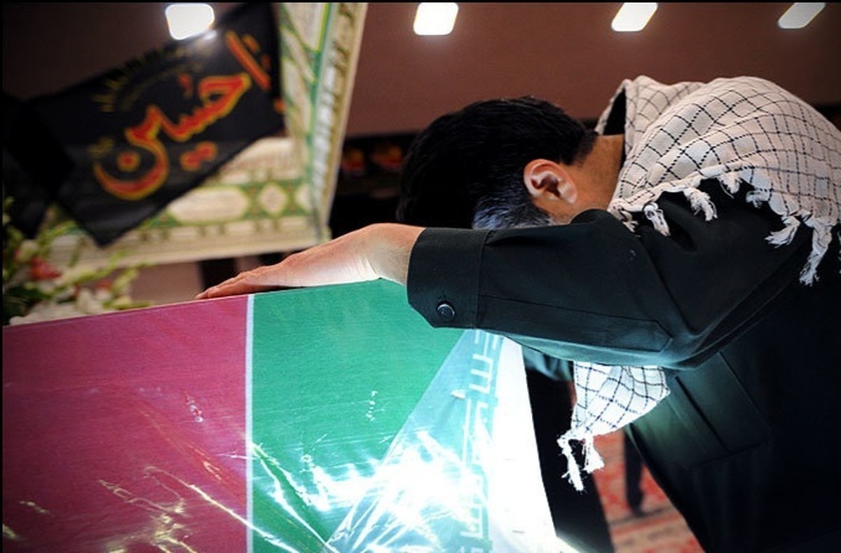 پیکر مطهر شهید گمنام ۱۸ ساله با حضور پرشور دانش آموزان مشهدی تشییع شد.