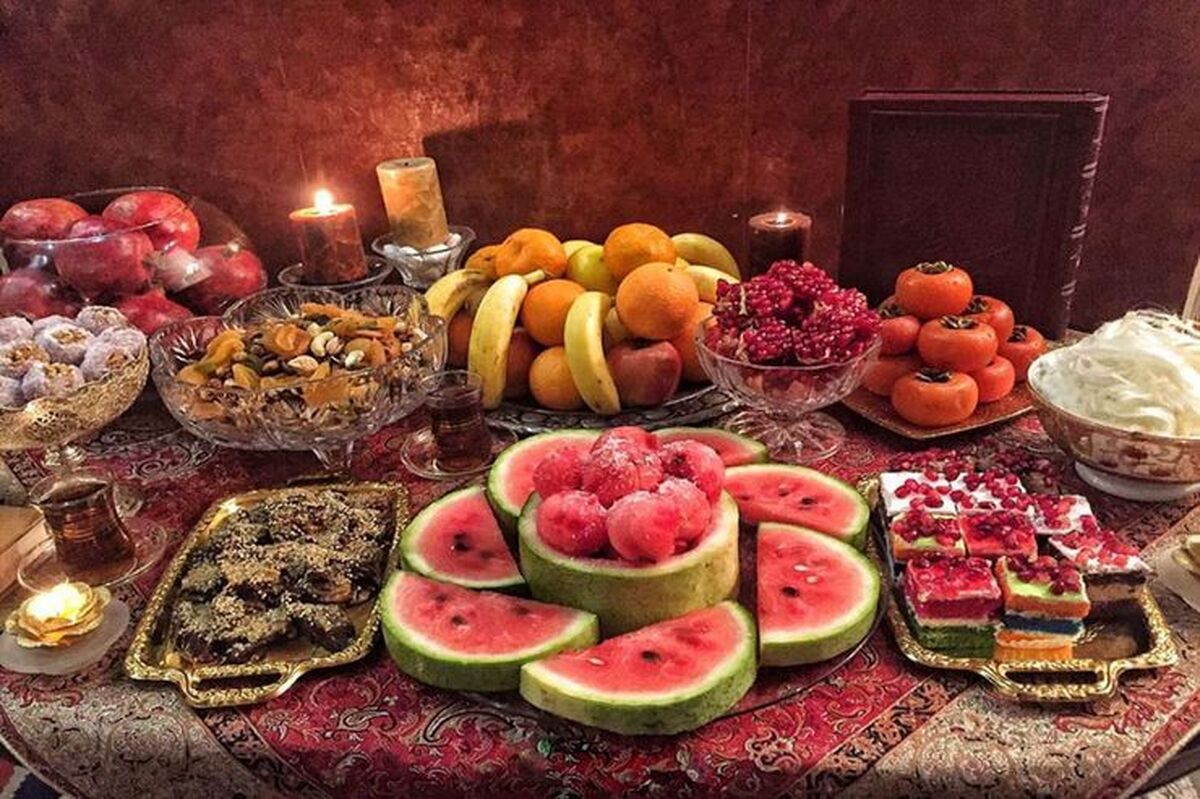 تناول آجیل مخصوص، هندوانه، انار، شیرینی‌ها و یک وعده غذا از جمله ویژگی‌های آیین شب یلدا یا شب چله برای بسیاری از خانواده‌های ایرانی است.