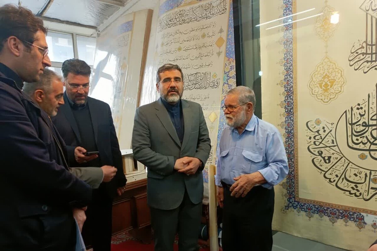 وزیر فرهنگ و ارشاد اسلامی روز پنجشنبه با حضور در منزل «علی اکبر اسماعیلی قوچانی» به عنوان خوشنویس بزرگترین قرآن هنری جهان، در مشهد دیدار و گفت وگو کرد.